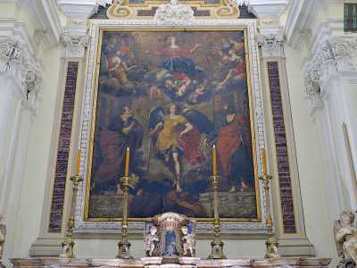 ...con la grande tela dipinta da Carlo Rosa: qui l�Assunta e l�Arcangelo Michele sono raffigurati in primo piano in fluide vesti rubino e ocra